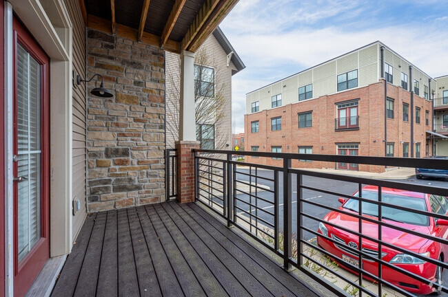 1BR, 1BA - 652SF - Balcony