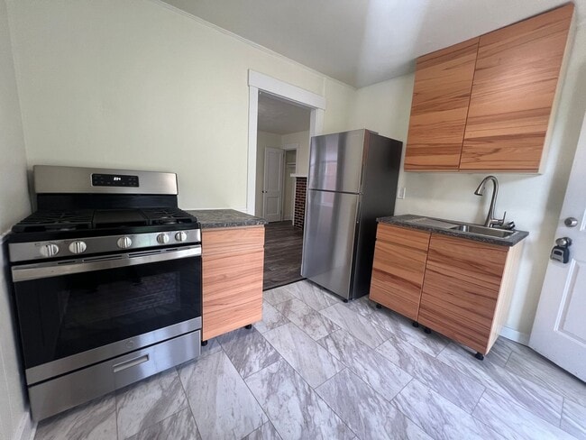 Building Photo - Updated 1BR Apartment Unit 429 Hays Ave Apt1