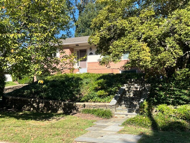 Building Photo - 6805 Millwood Rd