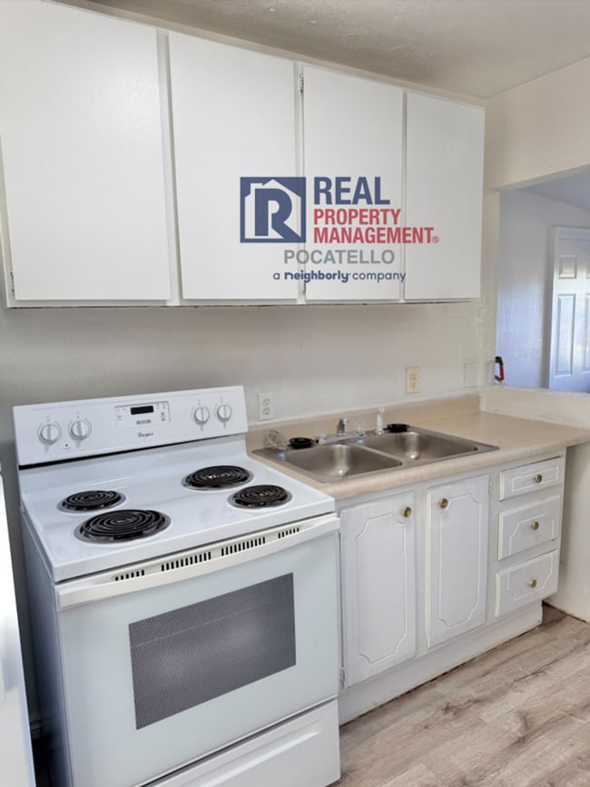 Photo - 5 bed 1.5 bath house - Pet Friendly