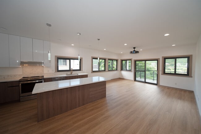 Building Photo - 2056 10th Ave Unit Back 3