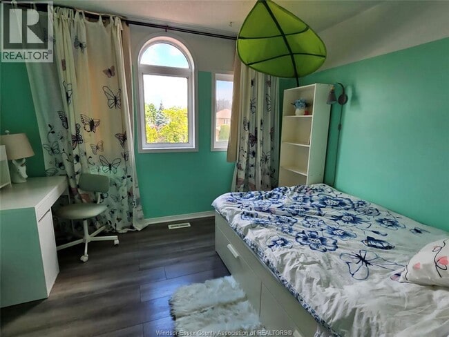 Photo - 983 Peach Blossom Crescent