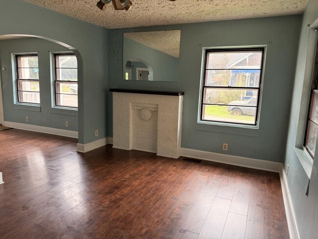 Photo - 2027 Boyd St