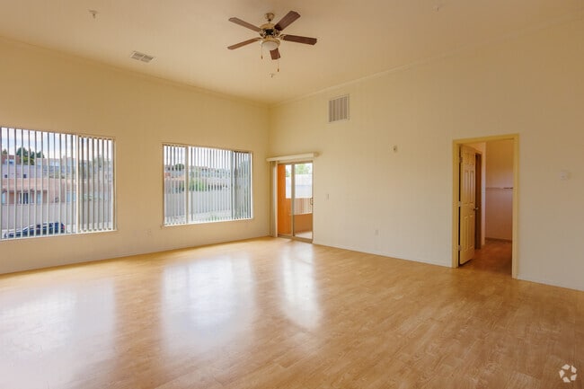 The Artist Loft - 846SF - Living Room