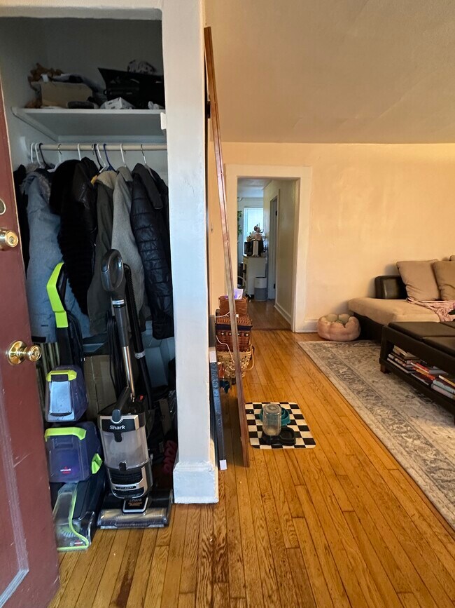 Unit 1 Entry closet and living room - 1324 Williamson St Unidad 1