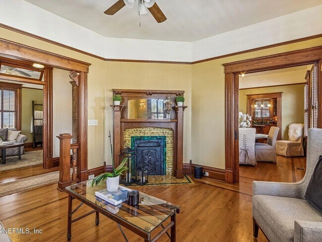 Photo - 1454 Hubbard St