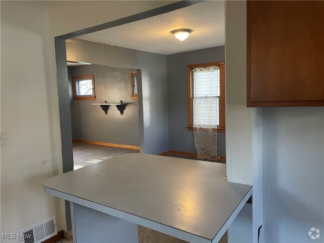 Building Photo - 651 Sanford Ave Rental