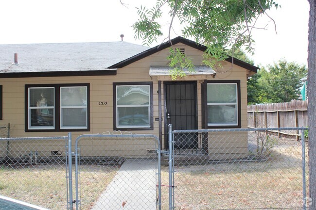 Building Photo - Recently Updated 2 Bedroom Duplex!!! Rental