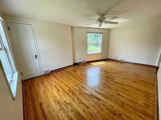 Photo - Updated 2 bed 1 bath apartment!