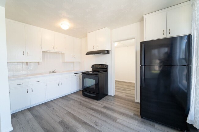 Photo - 30-32 Laurel Ave Unit 32 Laurel Upstairs