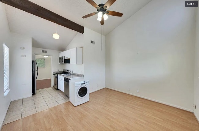 Building Photo - Beautiful West Campus 1x1 @ Westwood Unit 12