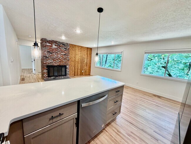 Photo - Freshly Remodeled 5bd/2.5bath Home w/ Daylight Basement in Heart of Multnomah Village