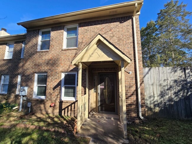 Building Photo - 2 Bedroom 2-1/2 Bathroom Townhouse Style Condo