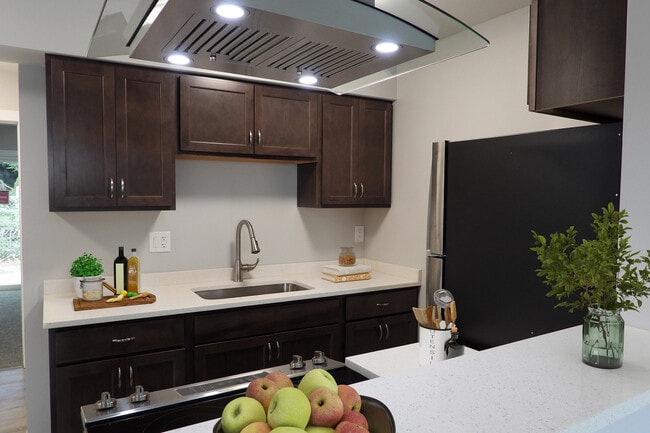 1BD Flat Kitchen - Forest View On 11th