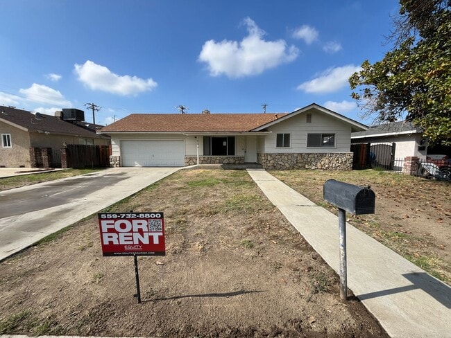 Building Photo - Wonderful Porterville House, Available Now!