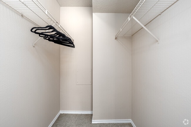 1BR, 1BA - 556SF - B - Closet