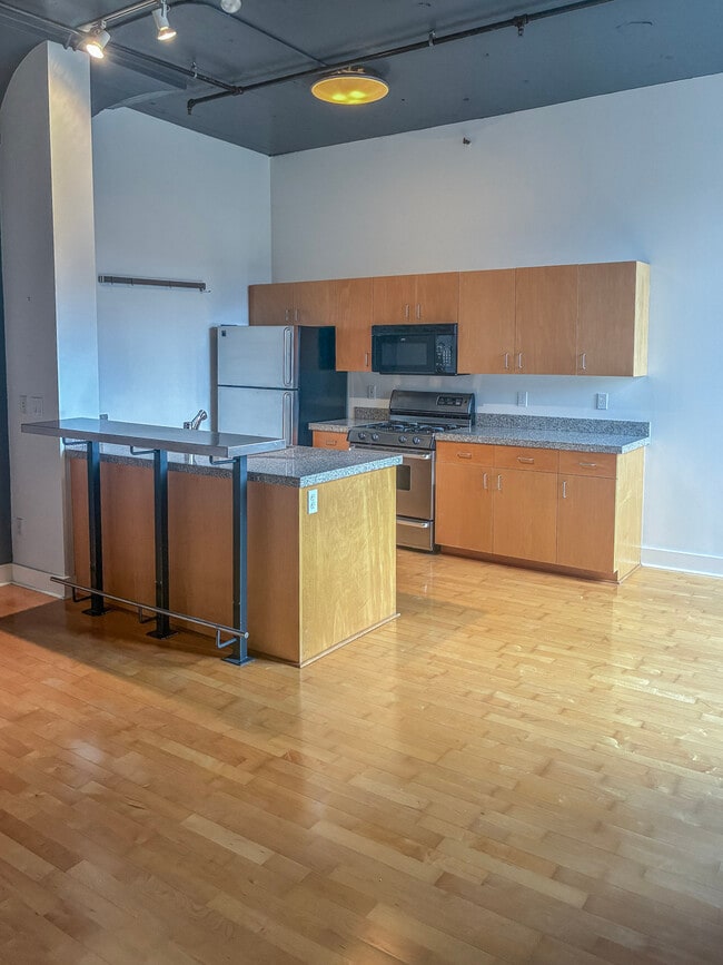 Building Photo - 300 NW 8th Ave Unit 203