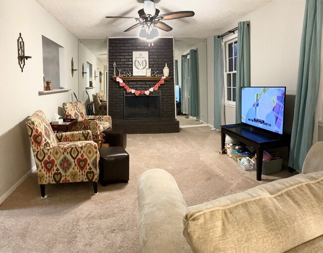 Building Photo - 4920 Shasta Dr Unit 4920 Shasta Dr., A Rental