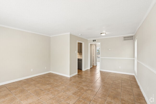 1BR, 1BA - 665SF - Living Room