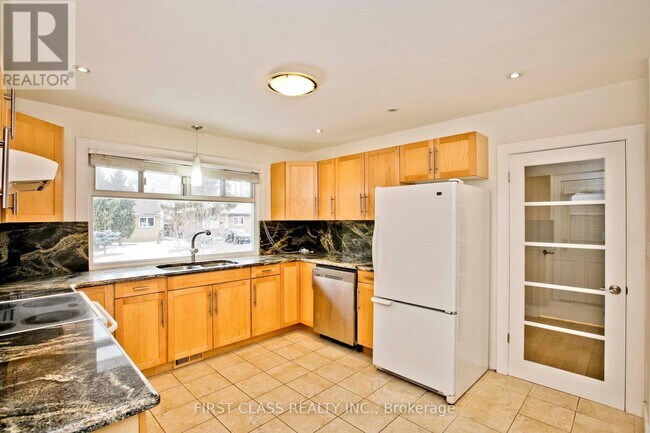 Photo - 12 Cartier Crescent