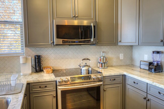 Photo - Welcome Home! Fully Furnished with Month to Month leasing options available. Contact us today to ... Unidad 145