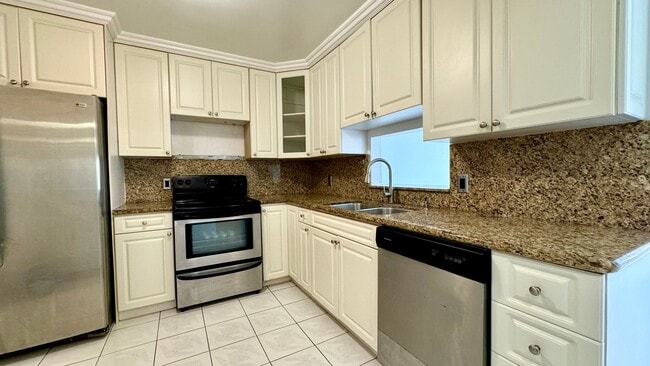 Kitchen - 130 S Shore Dr Unit #4B