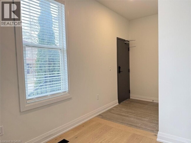 Photo - 37 Victoria Ave Unité A