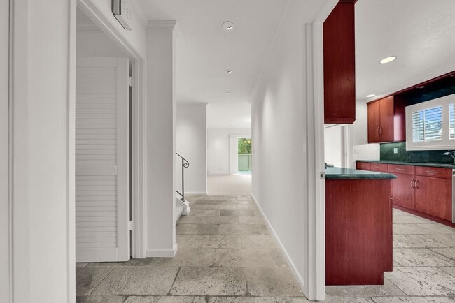 Photo - 4 bed, 2.5 bath top floor corner unit cond... Unit 26