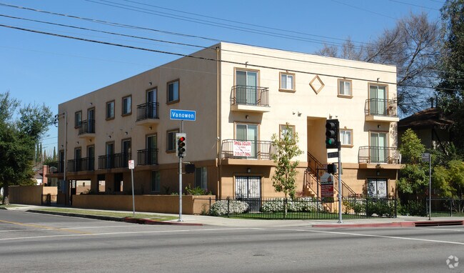Building Photo - 14655 Vanowen St Rental