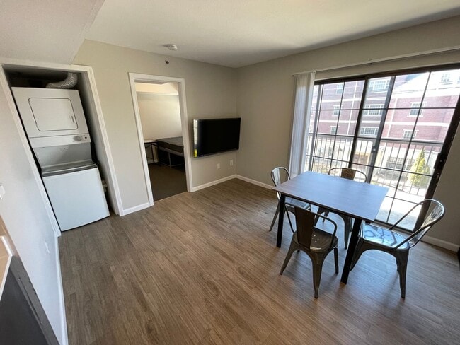 Photo - 301 E Chalmers