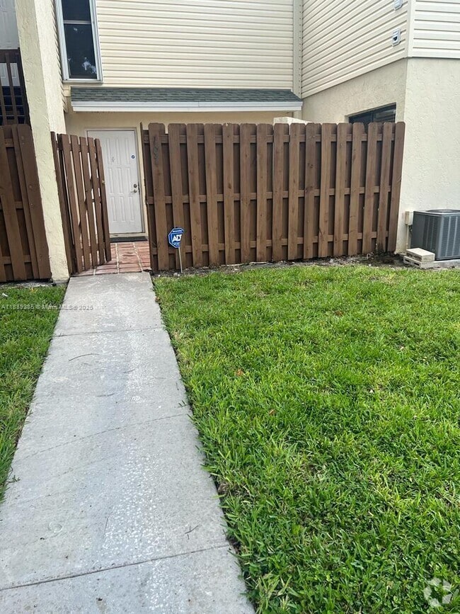 Building Photo - 641 Executive Center Dr Unit P107 Rental