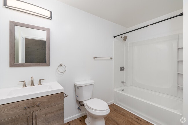 1BR, 1BA - 810SF - Bathroom