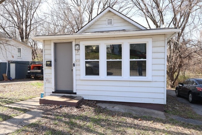 Building Photo - Cozy and recently updated 2-bedroom, 1-bath bungalow in Jennings!