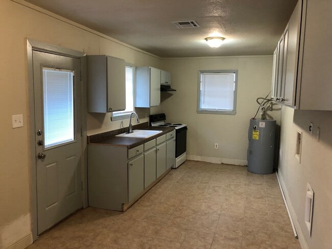 Photo - 3345 Linn St