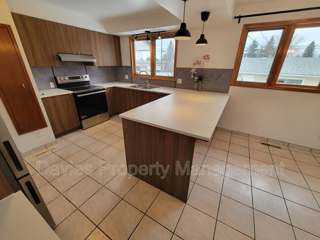 Photo - 11204-11248 48 Ave NW