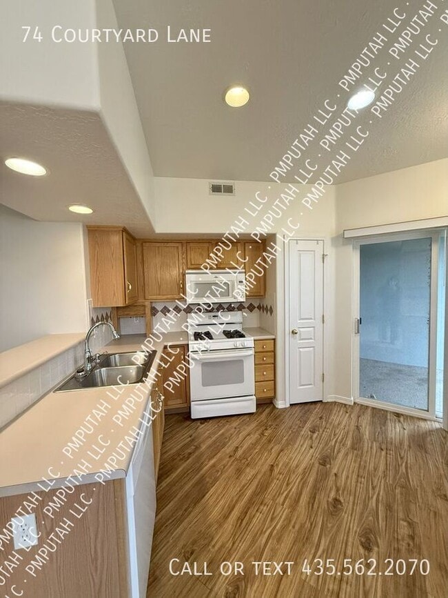 Photo - 74 Courtyard Ln E