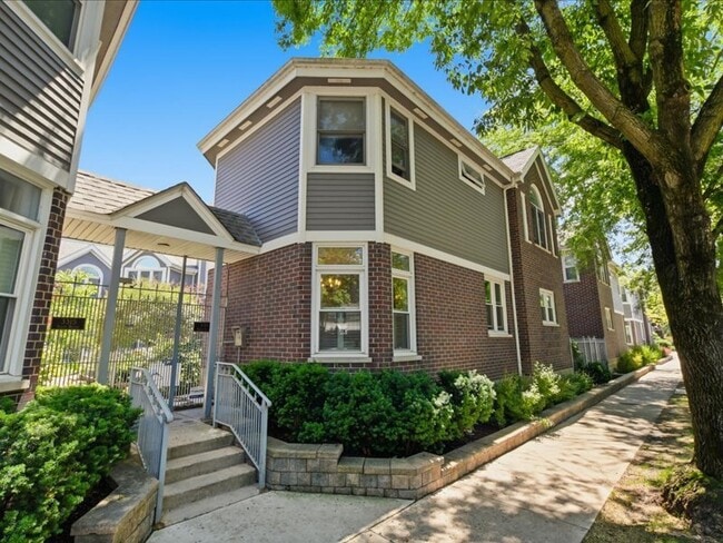 Building Photo - 3311 N Racine Ave
