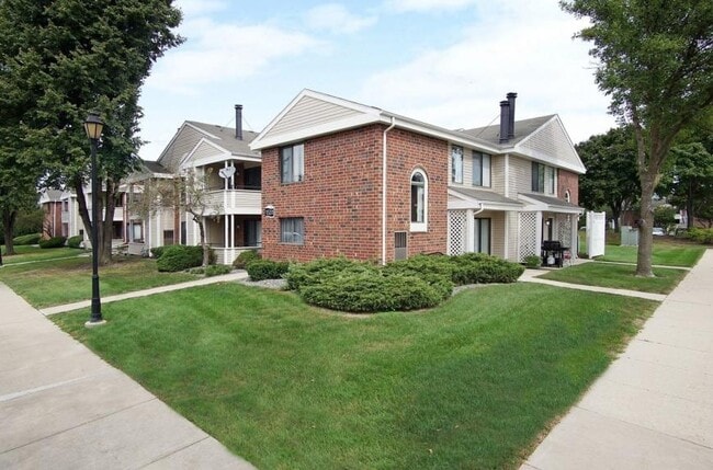 Building Photo - 2 bedroom in Naperville IL 60563 Unit 106 Rental