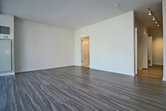 Photo - 811 N La Salle Dr