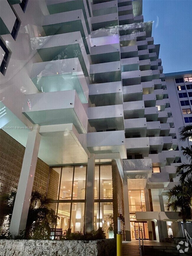 Building Photo - 2899 Collins Ave Unit 1220 Rental
