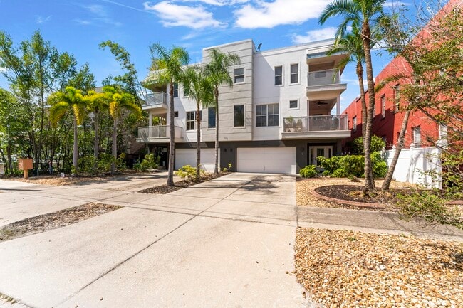 Front of the Complex on Newport - 113 S Newport Ave