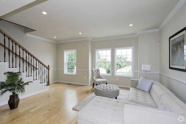 Building Photo - Gorgeous and Spacious Renovated 4br/3.5ba ... Rental