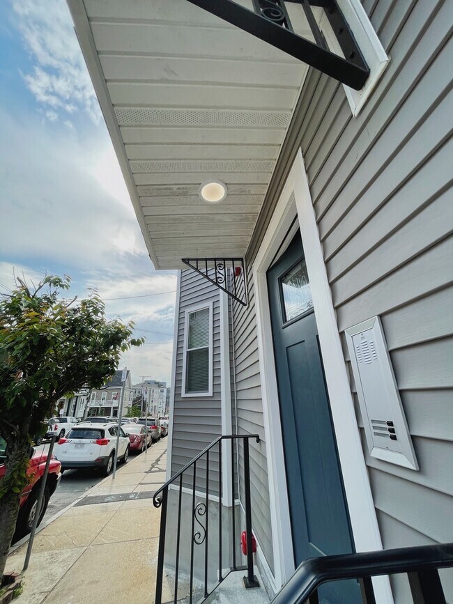 Edificio: Entrada; puerta principal que conduce a buzones y puertas seguras de entrada privada para las unidades uno y - 34 Falcon St Unidad 1