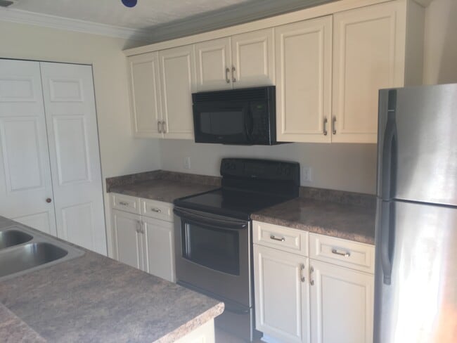 Kitchen - 802 E Main St Unit 10