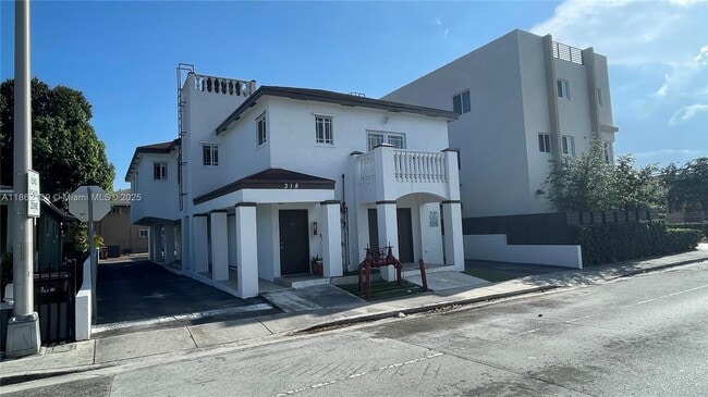 Building Photo - 318 E 6th St Rental