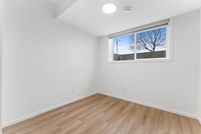 Photo - 12327-12107 107 St NW