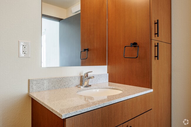 3BR, 2BA - 1,085SF - Bathroom