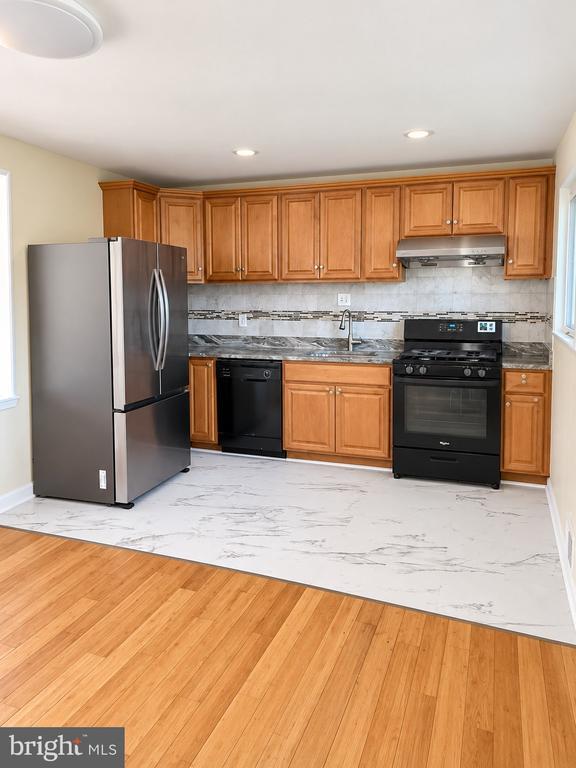 4 Lakecrest Cir