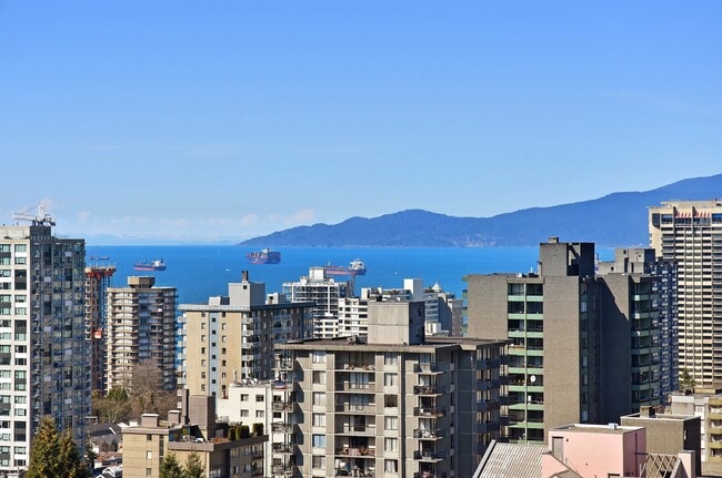 Building Photo - Central Plaza Unit 01706