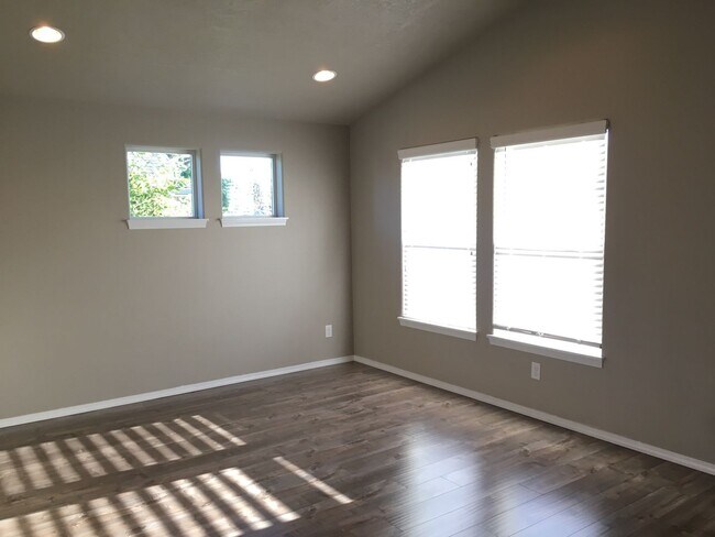 Photo - 2 Bedroom / 1 Bath Single Level Duplex in ...